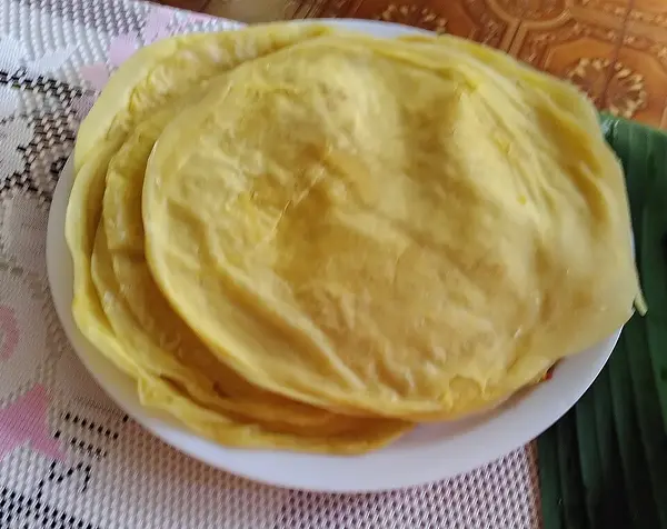 A plate of Mauritian dholl puri flatbreads